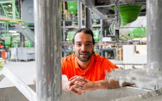 Assistent mengmeester Timothy speelt een centrale rol in de productie